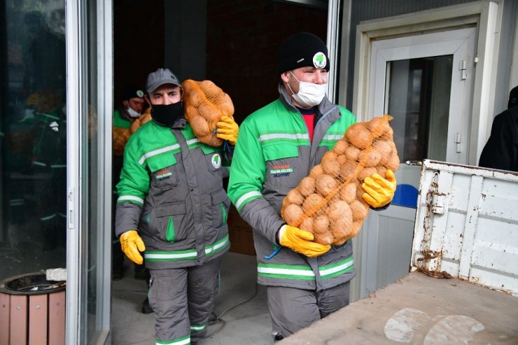 Mamak Belediyesi’nden 3 bin 800 haneye 150 ton patates desteği