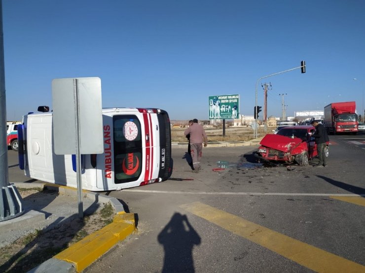 Şerit ihlali yapan otomobil ambulansa çarptı: 5 yaralı