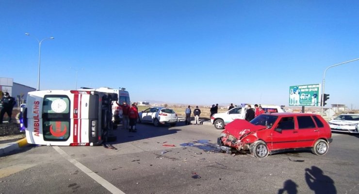 Şerit ihlali yapan otomobil ambulansa çarptı: 5 yaralı