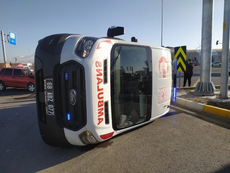 Şerit ihlali yapan otomobil ambulansa çarptı: 5 yaralı