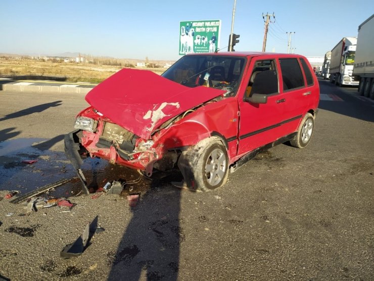 Şerit ihlali yapan otomobil ambulansa çarptı: 5 yaralı