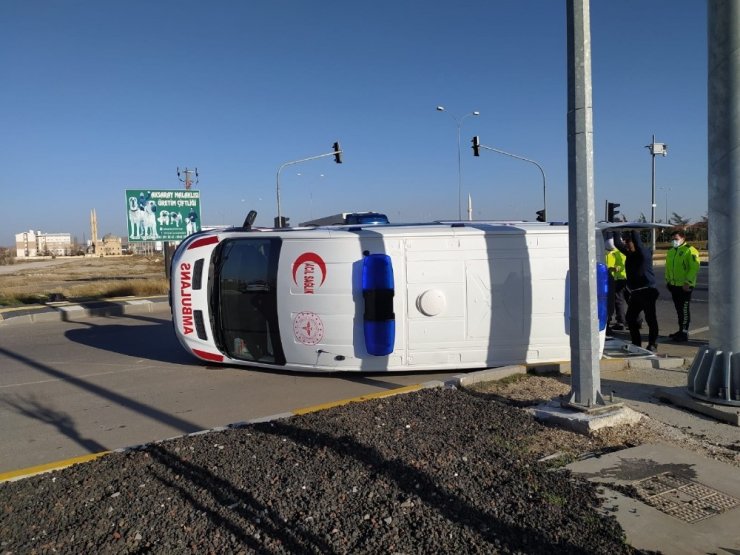 Şerit ihlali yapan otomobil ambulansa çarptı: 5 yaralı