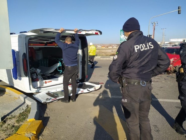 Şerit ihlali yapan otomobil ambulansa çarptı: 5 yaralı