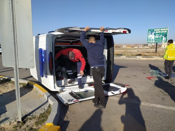 Şerit ihlali yapan otomobil ambulansa çarptı: 5 yaralı