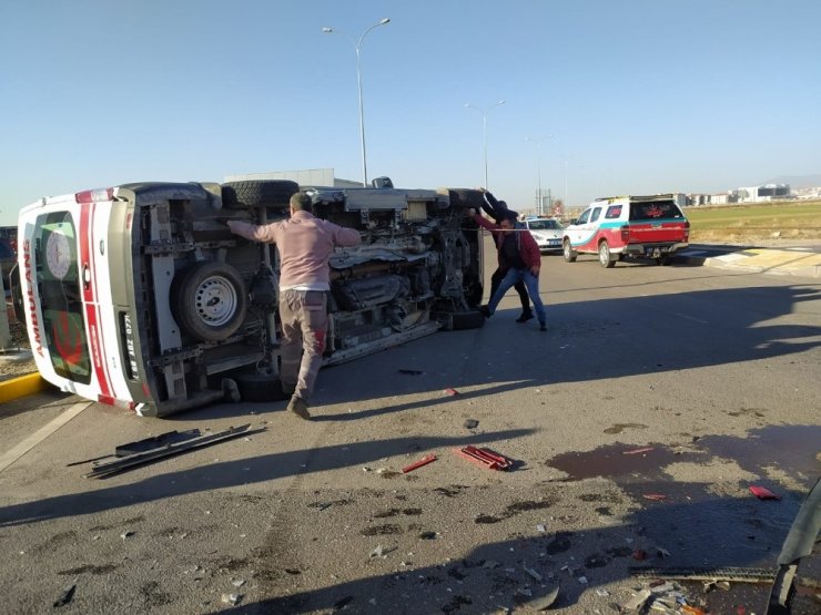 Şerit ihlali yapan otomobil ambulansa çarptı: 5 yaralı