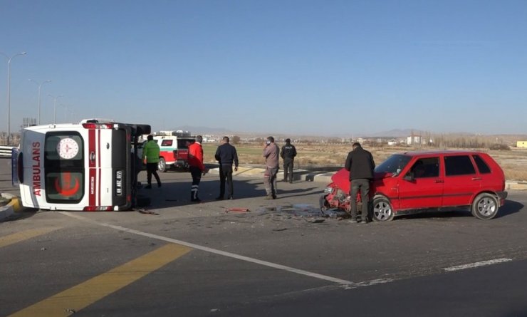 Şerit ihlali yapan otomobil ambulansa çarptı: 5 yaralı