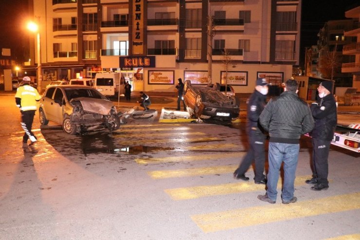 İki otomobilin hurdaya döndüğü kazada 1’i bebek 7 yaralı