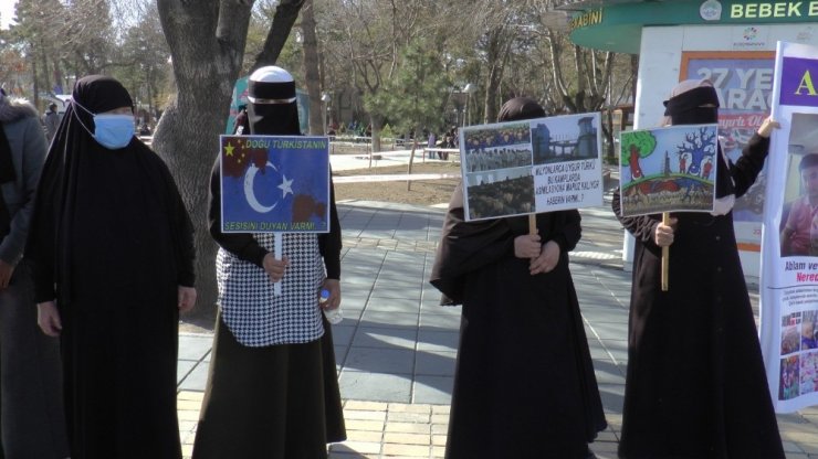 Kayseri’de Doğu Türkistanlı kadınlar ‘aile nöbeti’ tutuyor