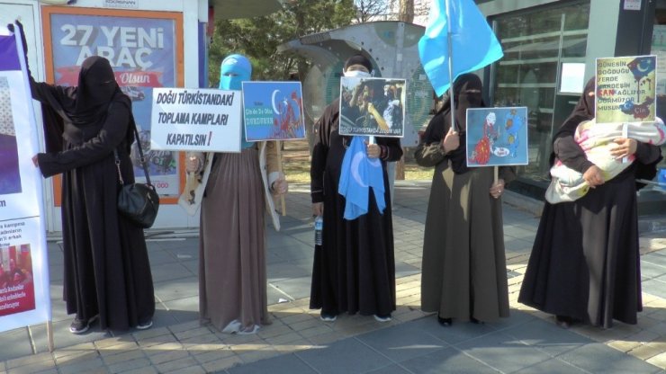 Kayseri’de Doğu Türkistanlı kadınlar ‘aile nöbeti’ tutuyor