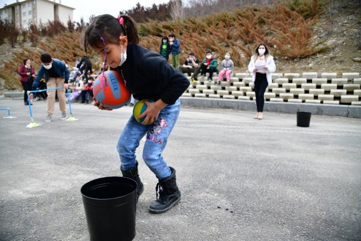 Mamaklı çocuklar hem spor yaptı hem eğlendi