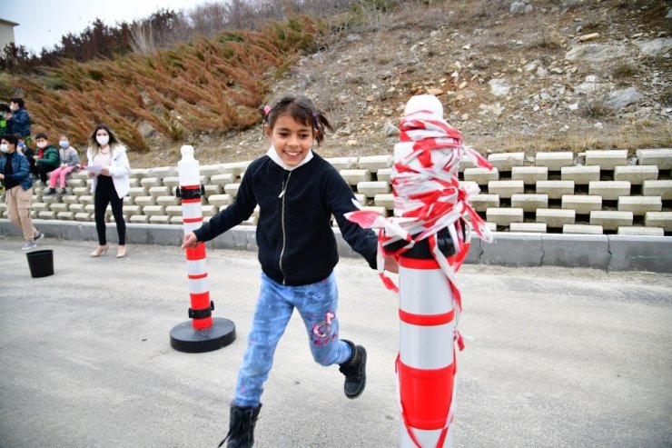 Mamaklı çocuklar hem spor yaptı hem eğlendi