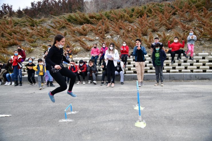 Mamaklı çocuklar hem spor yaptı hem eğlendi