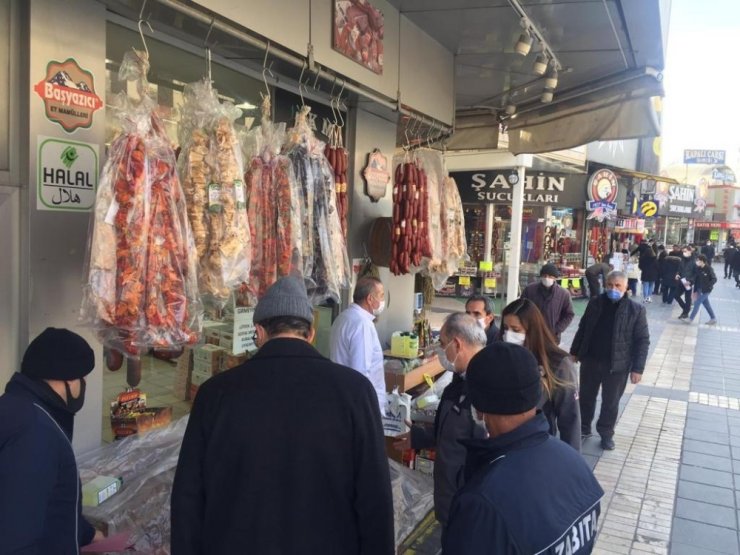 Zabıta açıkta satış yapan ve yer işgalinde bulunan esnafı denetledi