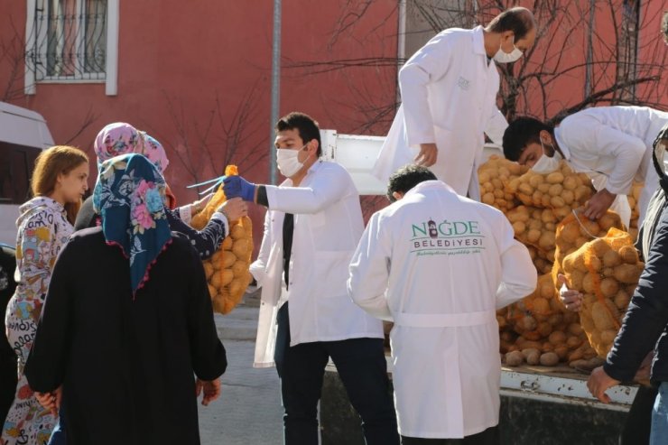 Niğde Belediye Başkanı Özdemir, çiftçinin yüzünü güldürdü