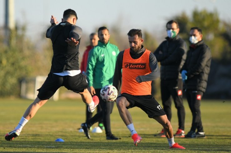 Konyaspor, İlhan Palut ile ilk antrenmanına çıktı