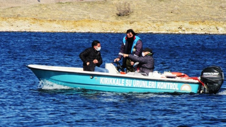 Kaçak avcıların baraja bıraktığı misina ağı imha edildi