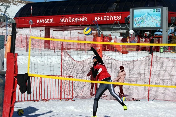 Kar Voleybolu Milli Takımı turnuvaya Erciyes’te hazırlanıyor