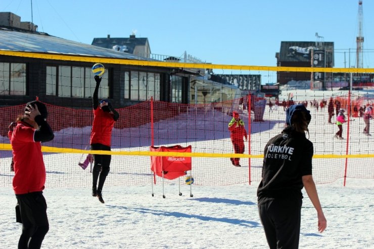 Kar Voleybolu Milli Takımı turnuvaya Erciyes’te hazırlanıyor