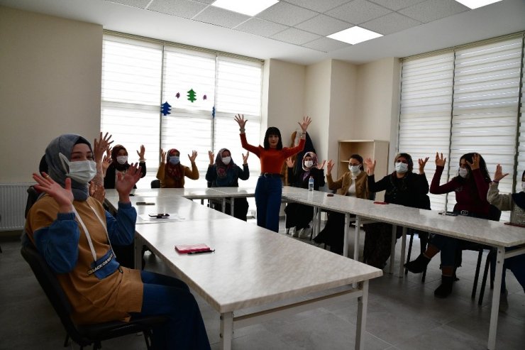 Mamak’ta işaret dili eğitimleri başladı