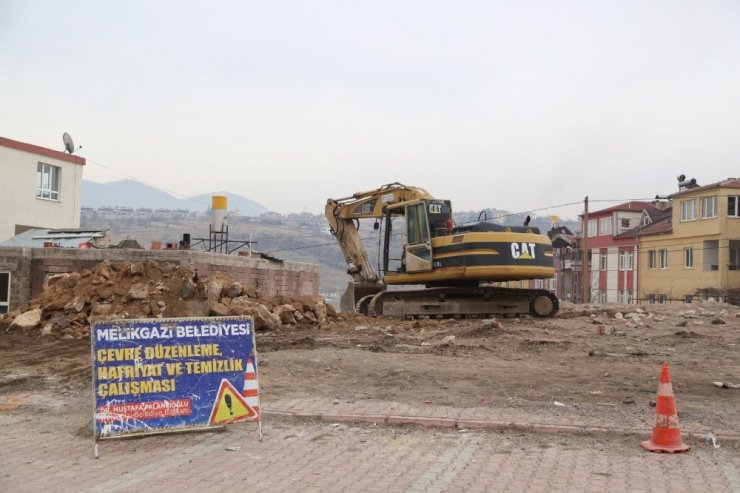 Daha temiz bir ilçe için mahallelerde hafriyat temizliği devam ediyor