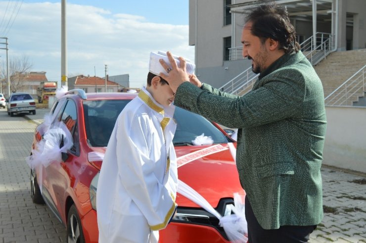 Hafızlığı kutlamak için adeta gelin konvoyu yaptılar