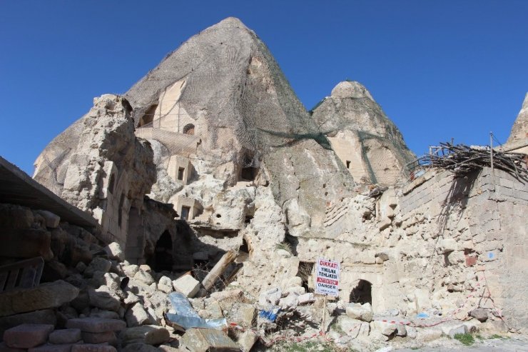 Kapadokya’da peribacaları yıkılıyor