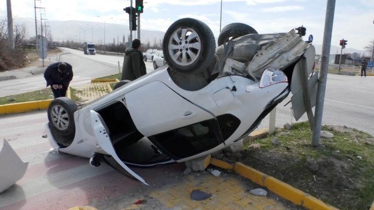 Konya’da çarpışan otomobillerden biri takla attı: 1 yaralı