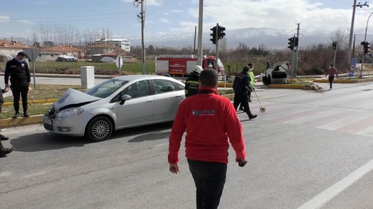 Konya’da çarpışan otomobillerden biri takla attı: 1 yaralı