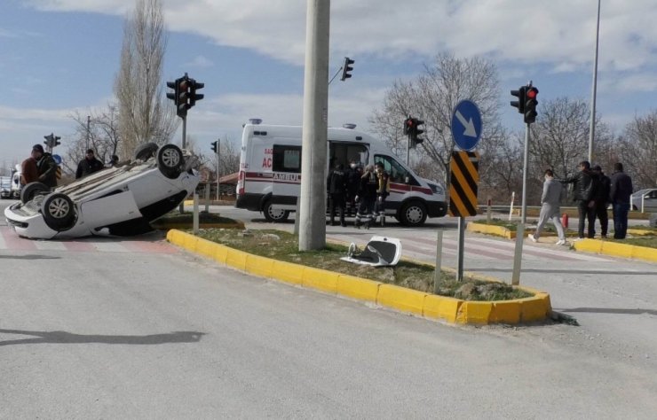 Konya’da çarpışan otomobillerden biri takla attı: 1 yaralı