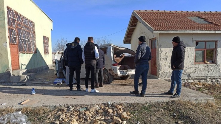 Aksaray’da kontrolden çıkan minibüs direğe sonra duvara çarptı: 6 yaralı