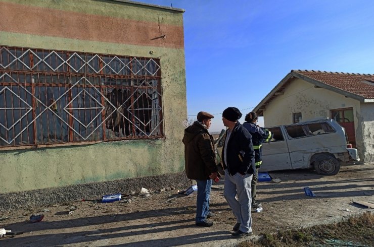 Aksaray’da kontrolden çıkan minibüs direğe sonra duvara çarptı: 6 yaralı