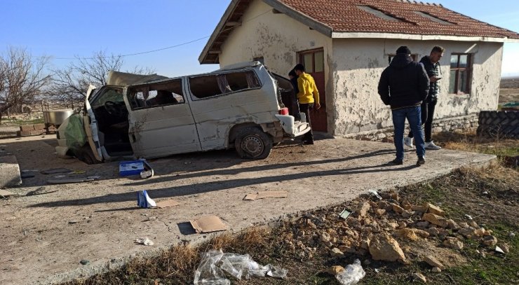 Aksaray’da kontrolden çıkan minibüs direğe sonra duvara çarptı: 6 yaralı