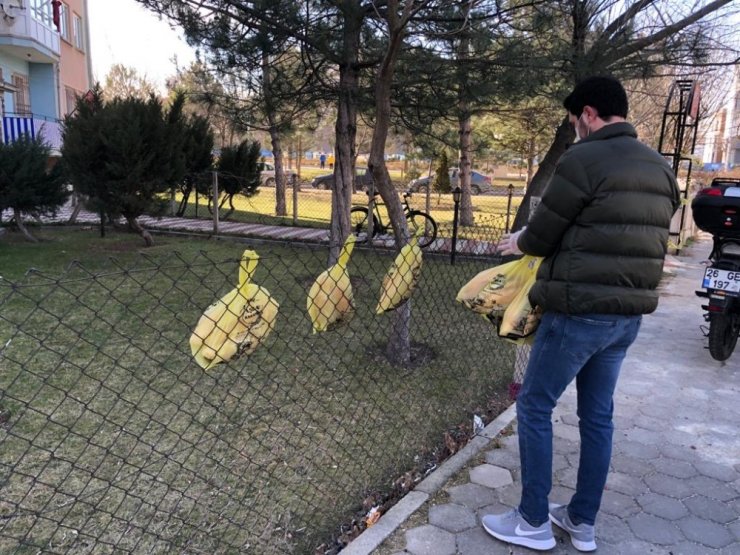 Karantinadaki vatandaşlara yardıma koşan hayırsever fırıncı