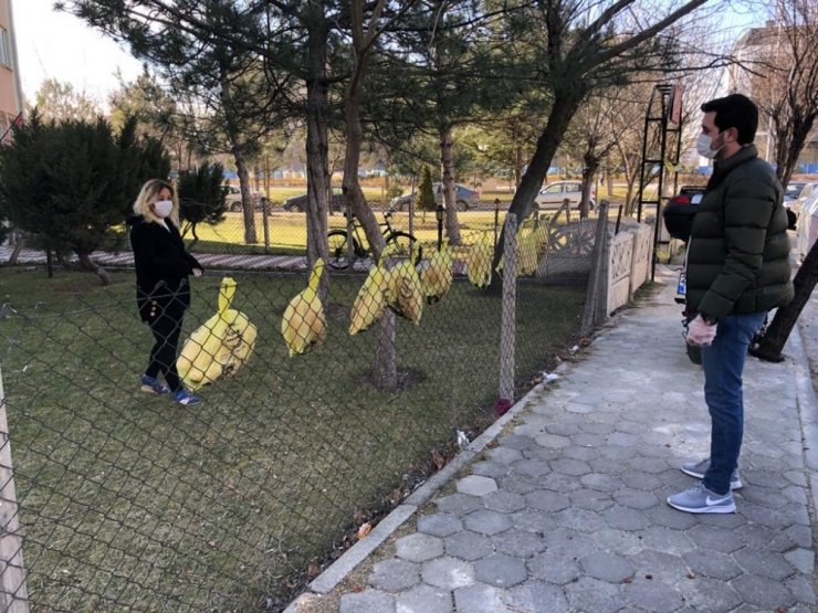 Karantinadaki vatandaşlara yardıma koşan hayırsever fırıncı