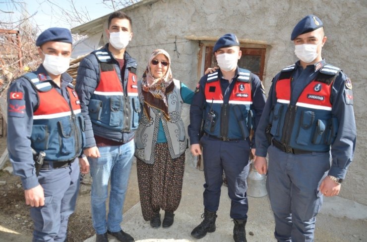 JASAT ekipleri koyunları çalınan şehit annesini mutlu etti