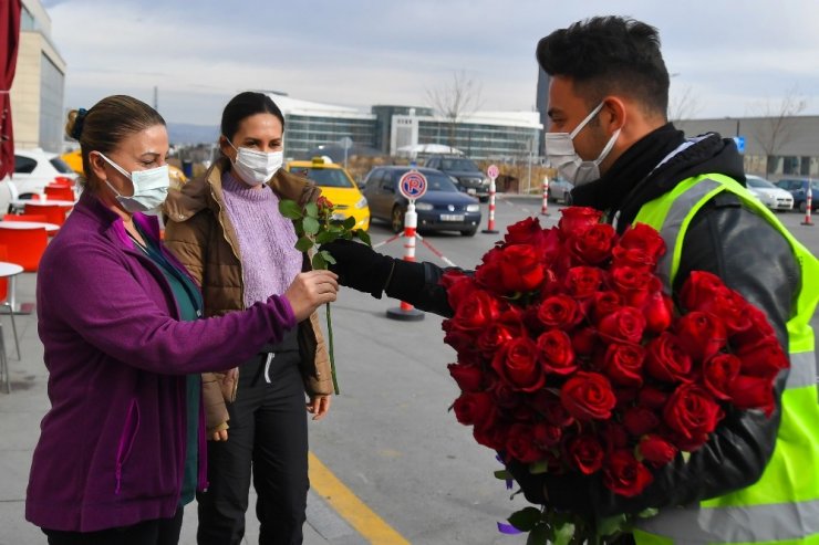 14 Şubat’ta Başkent’te sağlık çalışanlarına kırmızı gül