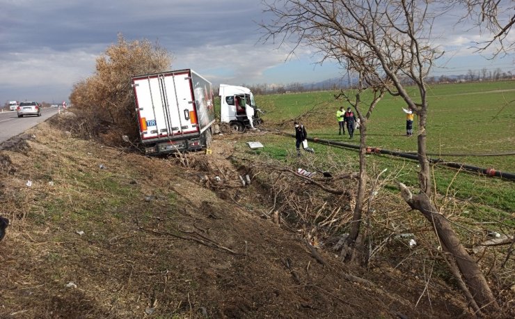 Aksaray’da tır şarampole düştü: 1 yaralı