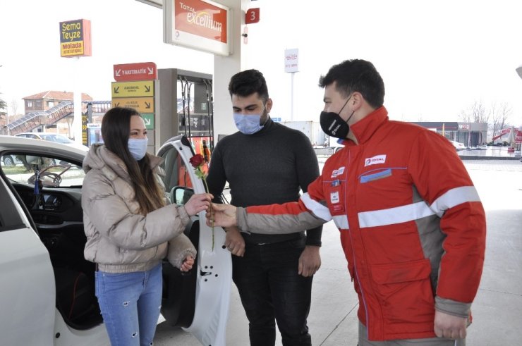 Akaryakıt istasyonundan Sevgililer Günü’nde çiftlere hem hediye hem indirim