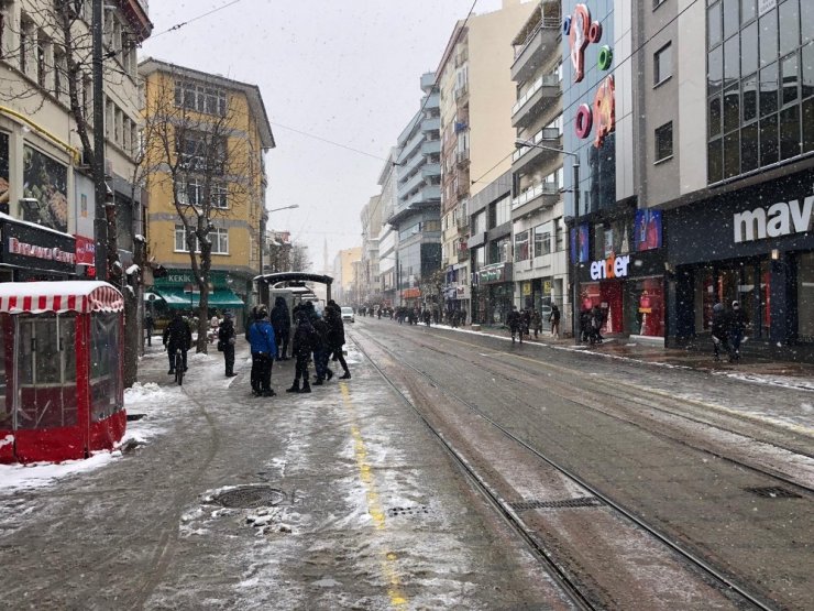 Eskişehir yeniden beyaz örtü altında