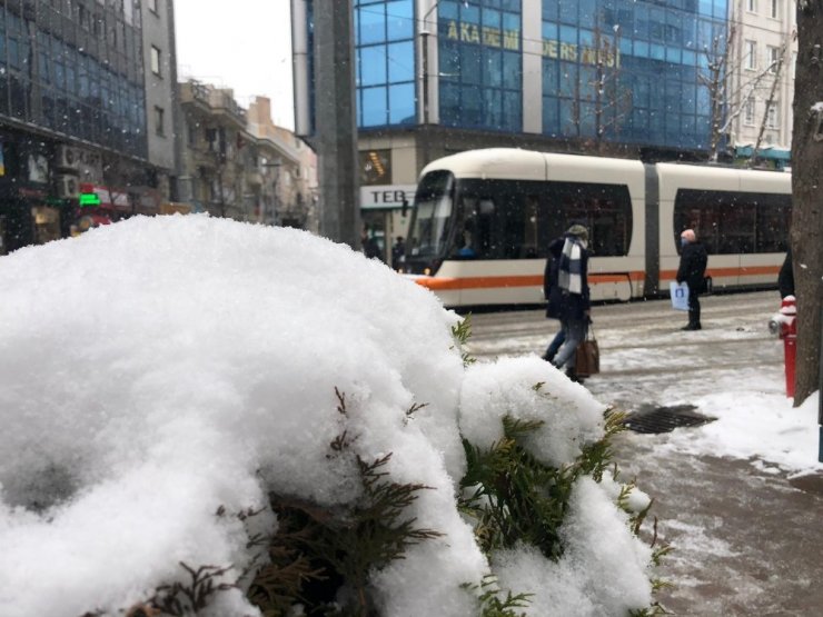 Eskişehir yeniden beyaz örtü altında