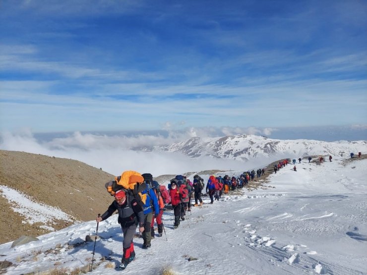 139 dağcının katıldığı Erciyes Kış Zirve Tırmanışı tamamlandı