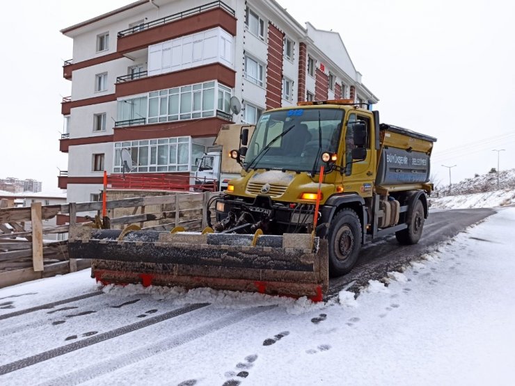 Başkent’te kar teyakkuzu: Ekipler 7/24 sahada, çalışmalar canlı yayında