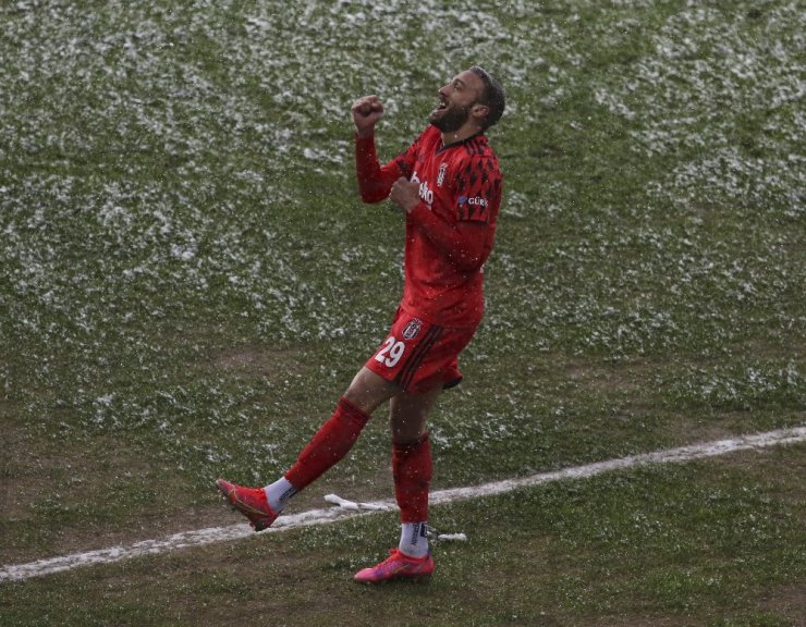 Cenk Tosun, Beşiktaş’a dubleyle döndü