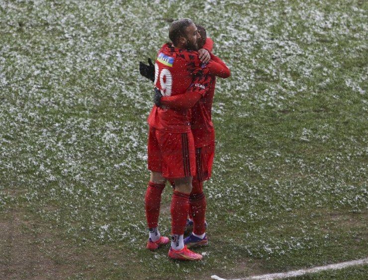 Cenk Tosun, Beşiktaş’a dubleyle döndü