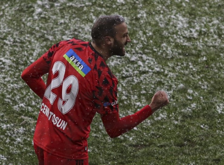 Cenk Tosun, Beşiktaş’a dubleyle döndü