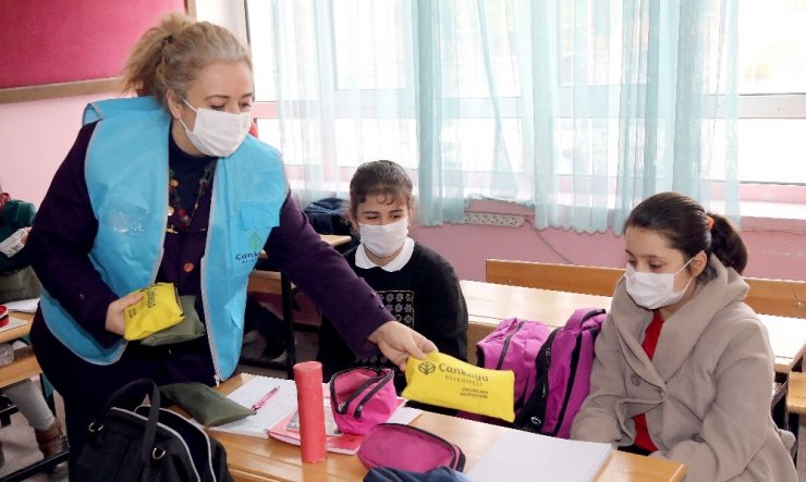 Çankaya Belediyesi’nden minik öğrencilere hijyen seti hediyesi