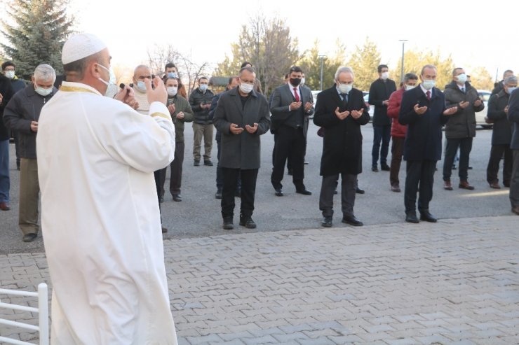 Gara bölgesinde şehit edilen polis ve askerlerimiz için cenaze namazı kılındı