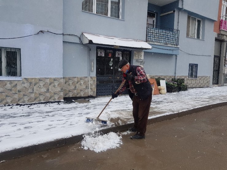 Pazarcıların kar altında zorlu ekmek mücadelesi