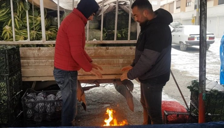 Pazarcıların kar altında zorlu ekmek mücadelesi