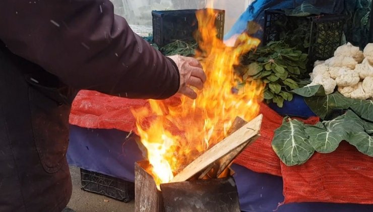 Pazarcıların kar altında zorlu ekmek mücadelesi